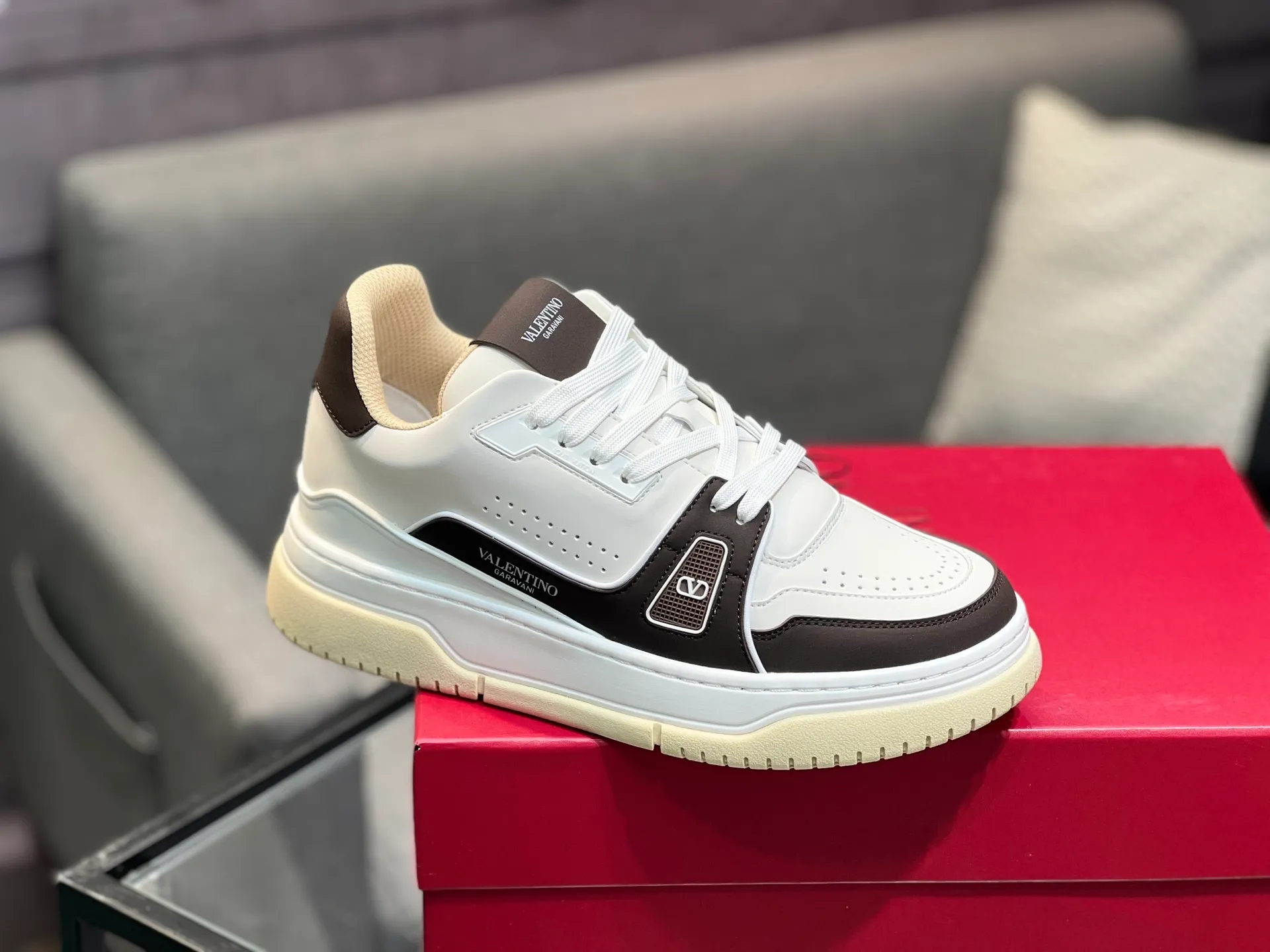 Men's Men's Shoes 💰660 Valentino 2023 early autumn new star shoes are now online! Wang Hedi and Ren Jialun have been worn by many celebrities. Who can refuse the same couple shoes as Wang Hedi! The design of Stars Stab My Heart is cool and spicy. The material of the shoes is cowhide, and every color is beautiful! Size 35-40, men’s size 39-44 (women’s 41, men’s 38, 45🉑️customized)
